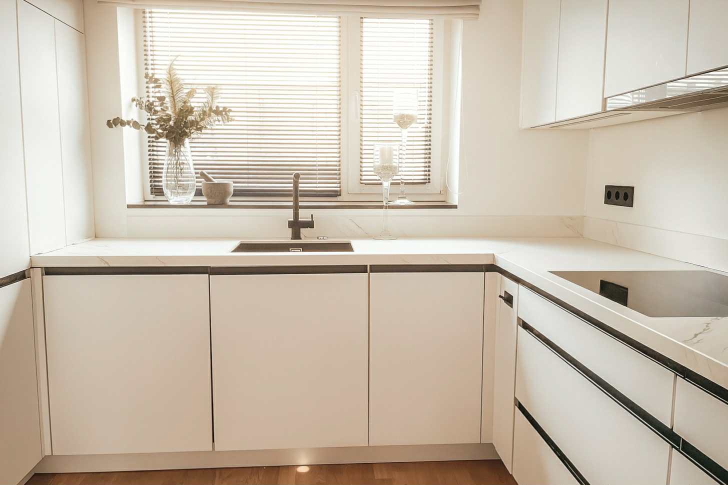 Külmkapi nurk detailvaatega valge liistuga