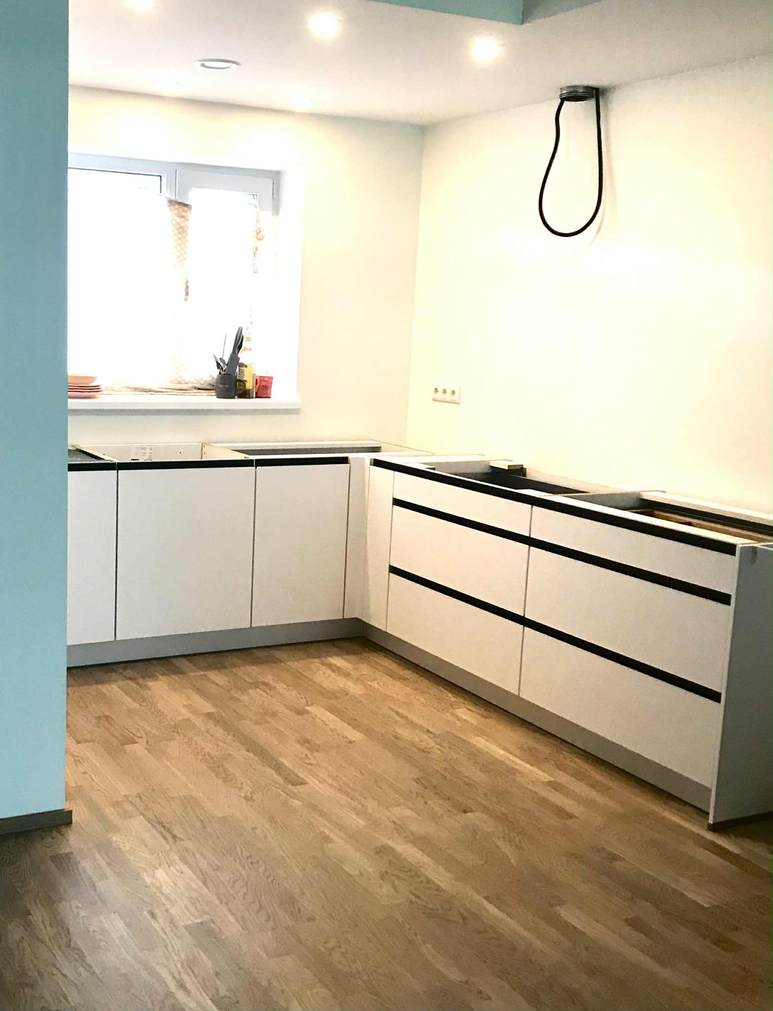 Köök ehitusjärgus valgete nurga liistudega