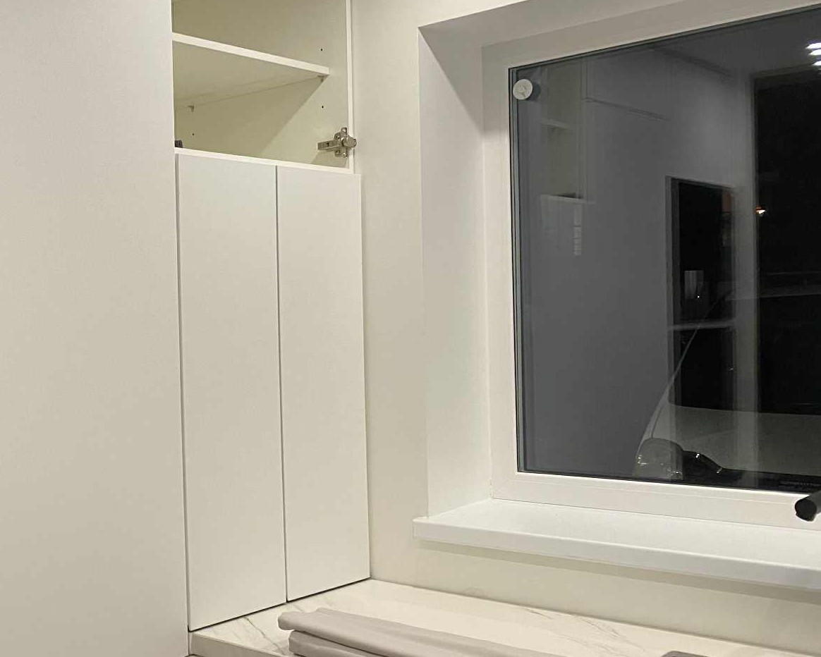 Voldikuks detailvaade köögi mööblis käepidemega