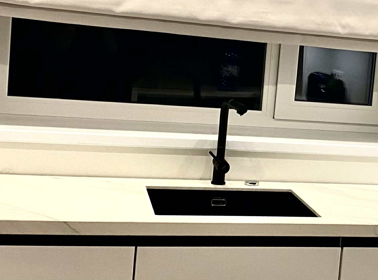 Köögisegisti enne parandust valge aknalauaga