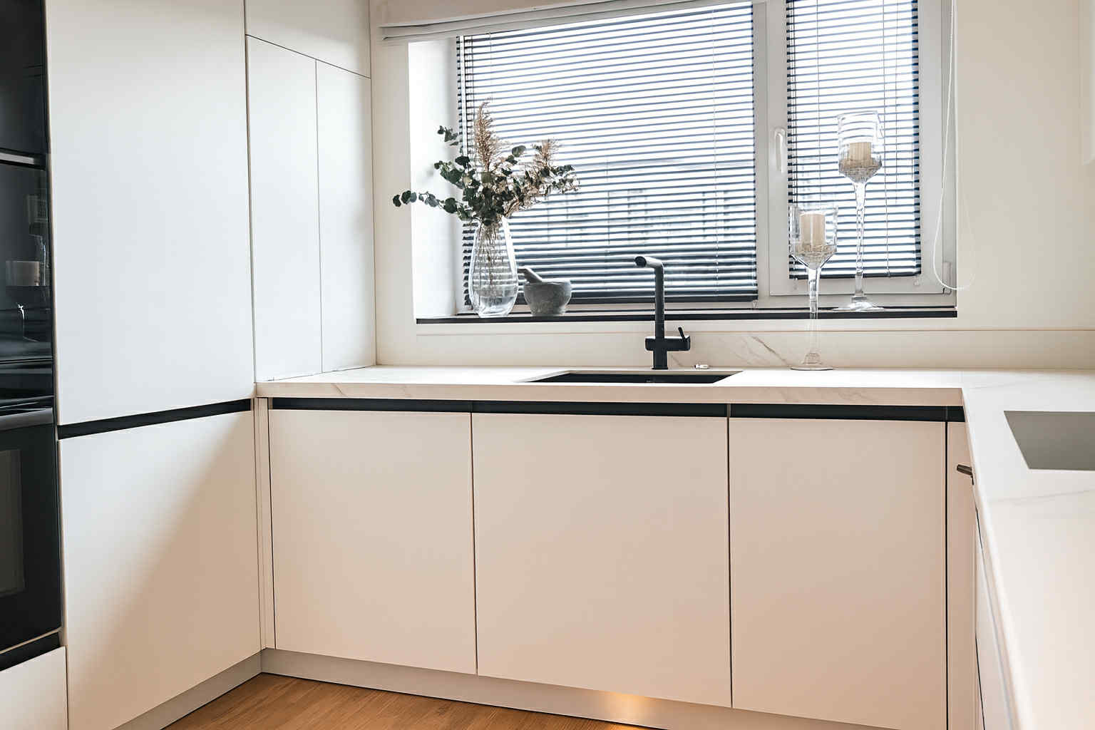 Köögisegisti pärast parandust musta graniit aknalauaga