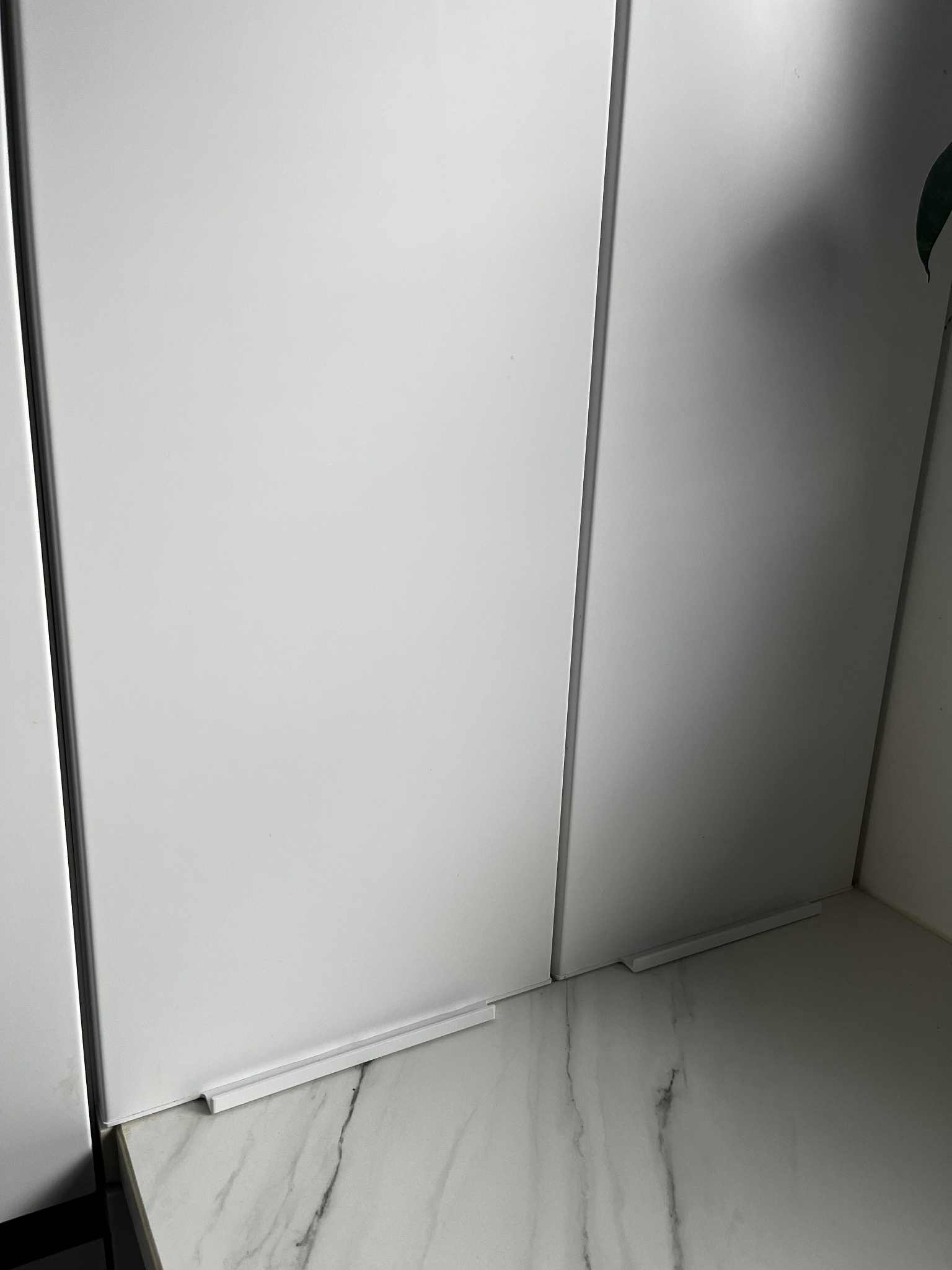 Köögi üksikasjalik vaade voldikuksega valges köögis