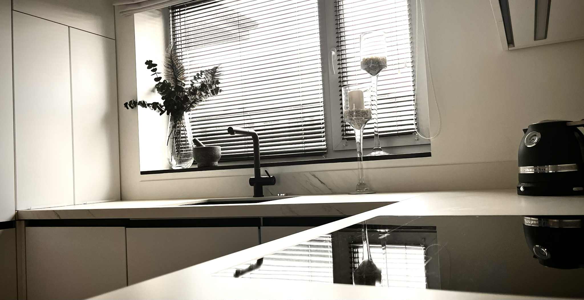 Valmis valge köök mustade detailidega ülevaade